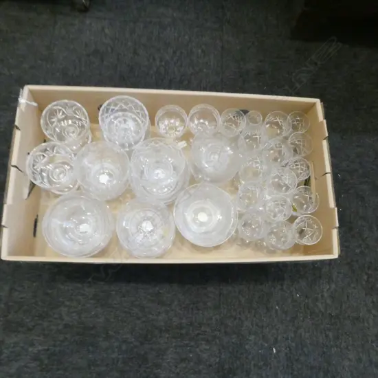 TRAY OF MIXED CRYSTAL GLASSES & SUNDAES