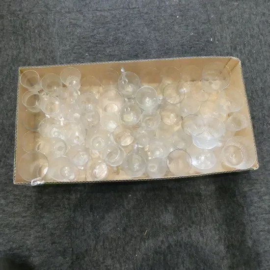 TRAY OF QUALITY EDWARDIAN ETCHED GLASSES & CUSTARD CUPS