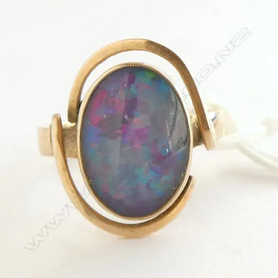 9ct OPAL CABOCHON RING, 3.56gms SIZE O