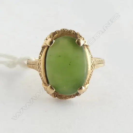 VINTAGE 9ct GOLD & POUNAMU RING 3.4gms SIZE P