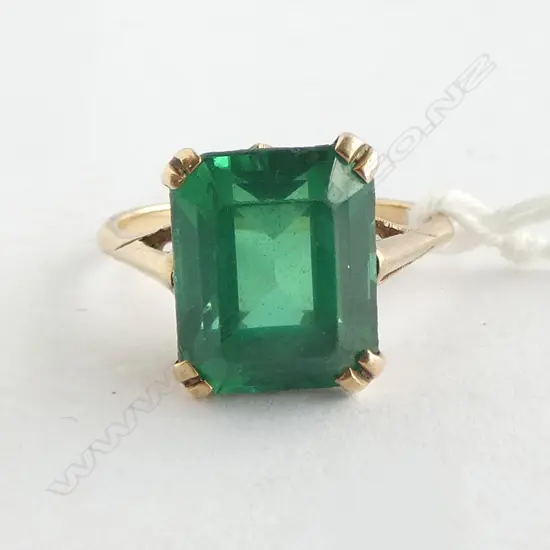 VINTAGE 9ct GOLD & SYN GREEN COLOURED STONE DRESS RING 4gms SIZE O