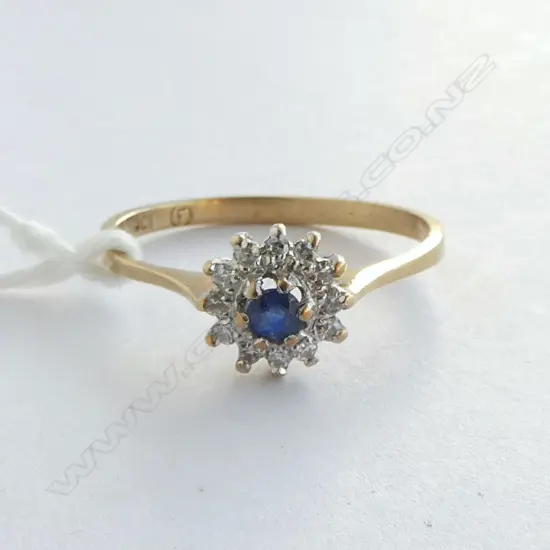9ct SAPPHIRE & DIAMOND SMALL CLUSTER RING, 1.6gm SIZE P