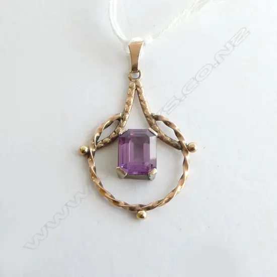 early 20thC 9ct GOLD & SYN PURPLE SAPPHIRE PENDANT 3gms
