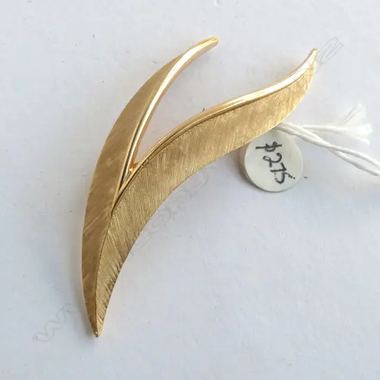 GOLD PLATED V-FORM STYLISH PENDANT 