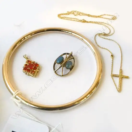 4 PCES SILVER GILT JEWELLERY; BANGLE, 2 PENDANTS, NECKLACE w. CRUCIFIX