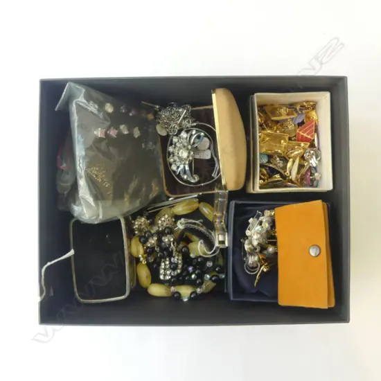 BOX OF ASSORTED JEWLERY