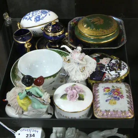 SMALL TRAY OF 11 SMALL LIDDED CHINA BOXES FIGURINES C/S ETC