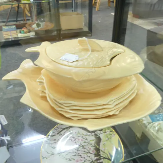 8 PCES SHORTER & SON FISH PLATES; 7 PLATES (1 AF) + TUREEN