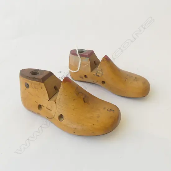 PR. VINTAGE CHILDREN SHOE LASTS '657' L.140mm
