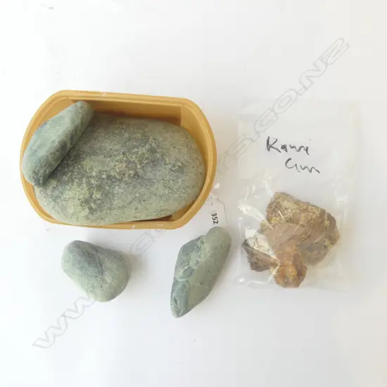 2 PIECES OF KAURI GUM w. 4 UNCUT GREENSTONE