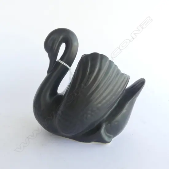 MED. CROWN LYNN MATT BLACK GLAZE SWAN #2147 H.160mm probably a copy online discussions mention matt glaze is wrong