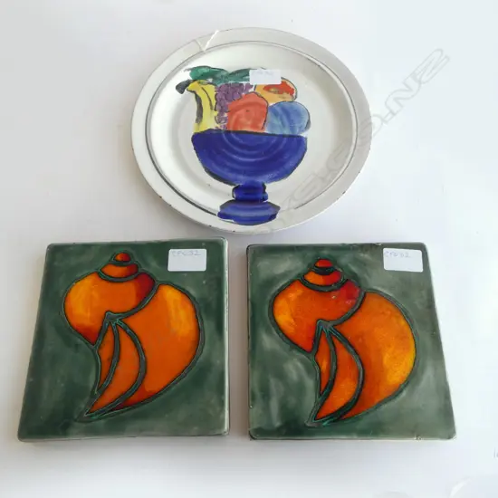 3 PCES MORRIS & JAMES (PR TILES + PLATE 285mm dia)