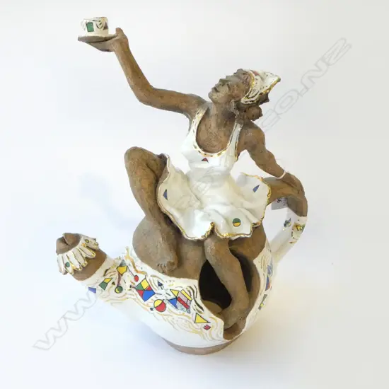 SUSAN FLIGHT STUDIO POTTERY TEAPOT SCULPTURE H.360mm
