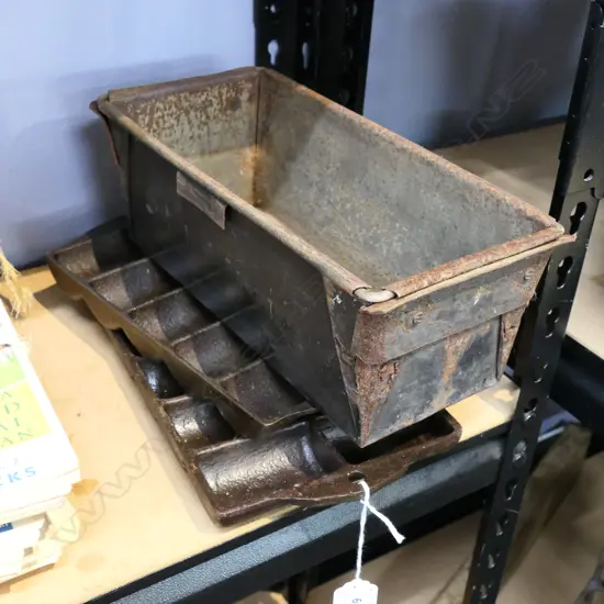 2 GEM IRONS + OILED BREAD PAN W.280mm