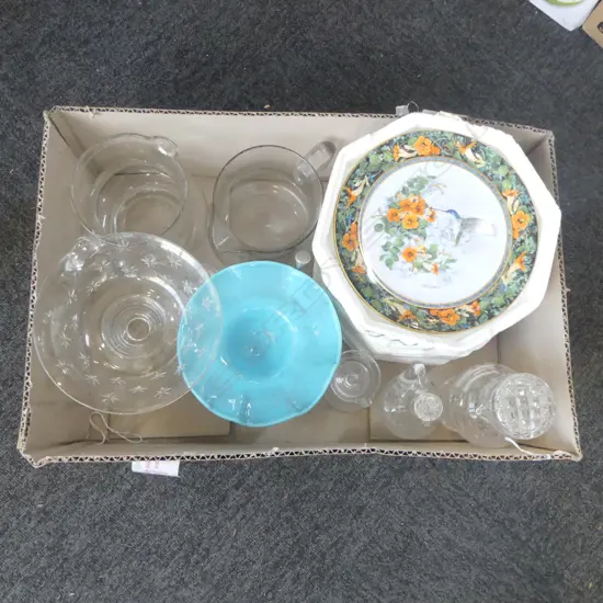 TRAY OF CRYSTAL COMPORT JUGS BELL ETC & 4 FRANKLIN MINT PLATES