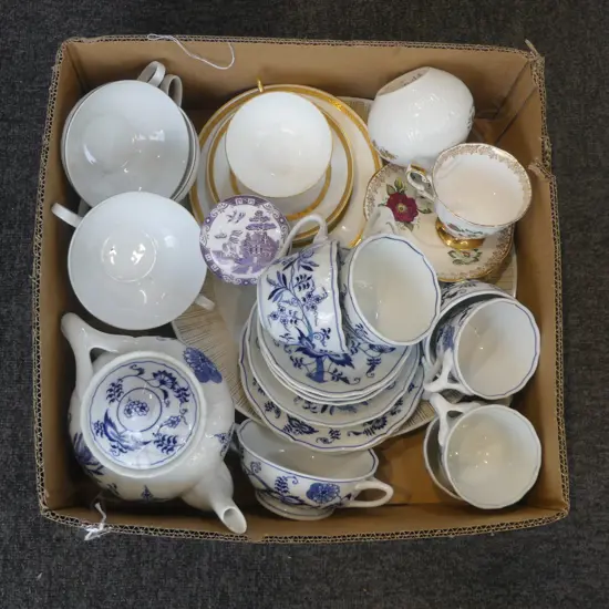 TRAY OF BLUE DANUBE & CONT CHINA