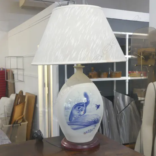 CHINESE B/W CHINA TABLE LAMP KITTEN SCENE ON WOOD BASE WITH SHADE H760MM