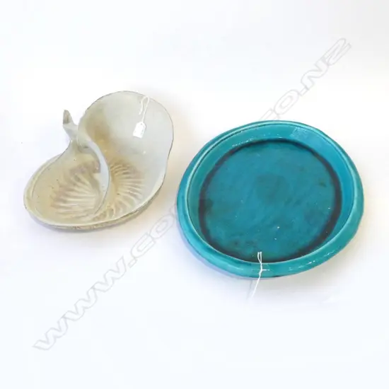 LARGE SIGNED TONY SLY TOURQUISE POTTERY BOWL DIA480 & POTTERYSHELL SHAPED DISH L370MM