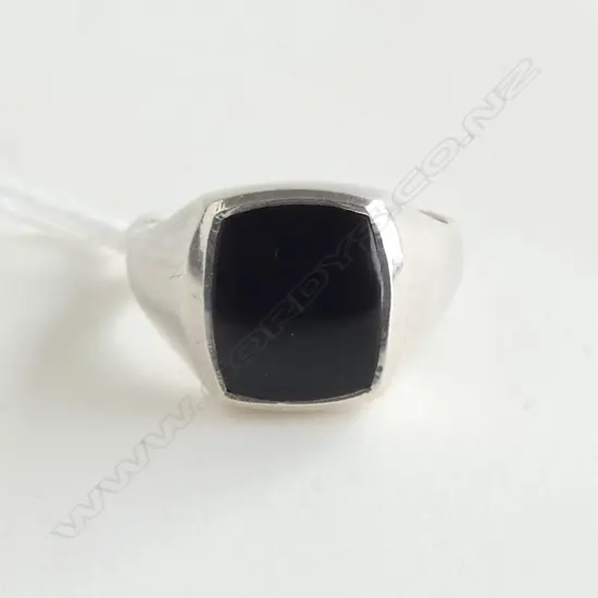 925 BLACK ONYX SIGNET RING, 8.7grms SIZE S