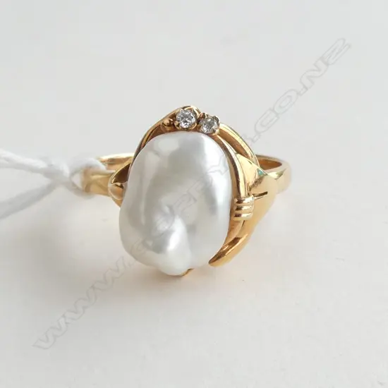 18CT GOLD BAROQUE PEARL AND DIAMOND RING 5.70gms SIZE P