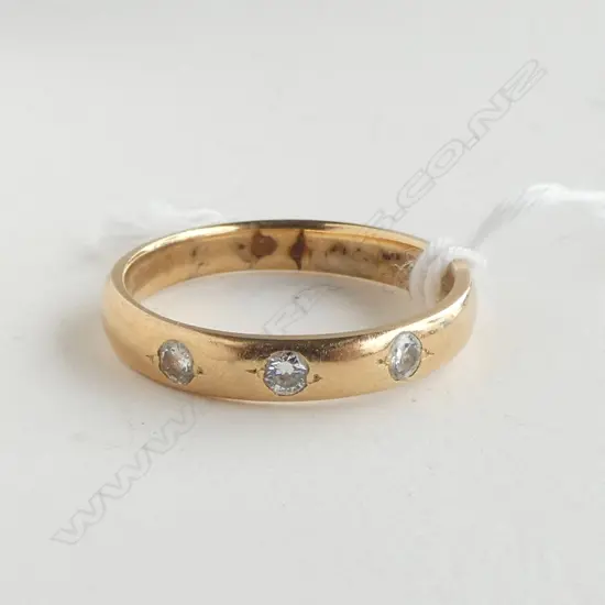 18CT GOLD AND THREE STONE DIAMOND BAND 4.16gms SIZE R