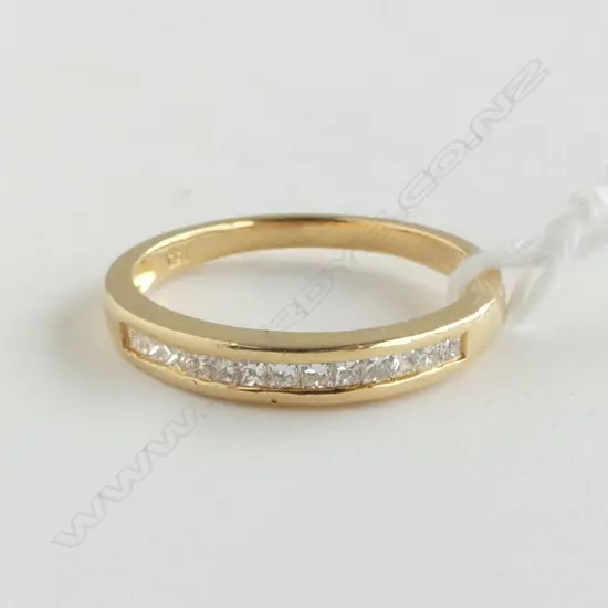 18CT RING, PRINCESS CUT DIAMOND SET BAND 2.6gms .30TDW SIZE M 1/2