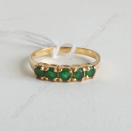 18ct GOLD & 5 EMERALD RING, 2.7grms SIZE P