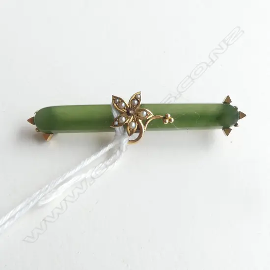 early 20thC 9ct GOLD & POUNAMU BAR BROOCH floral seed pearl highlight. Small faults