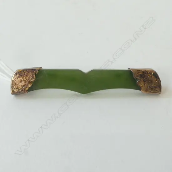 c1900 9ct GOLD & POUNAMU BAR BROOCH moustache form