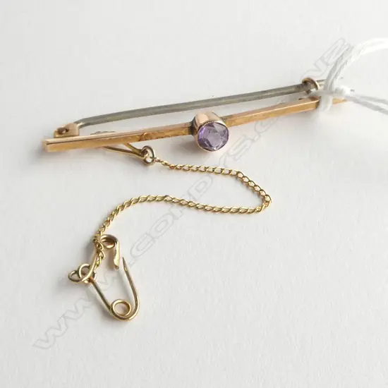 **RTV**  9ct AMETHYST SET BAR BROOCH. 2.7gm