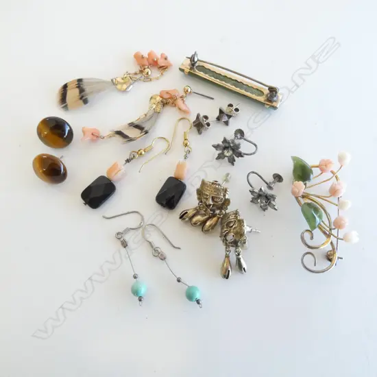 7 PRS EARRINGS  + 2 BROOCHES: 1 pounamu with GOLD frame