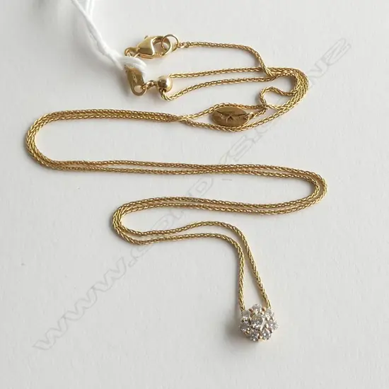 18ct DIAMOND CLUSTER PENDANT & CHAIN (3.1gm), DIA=0.25ct, L.45cm