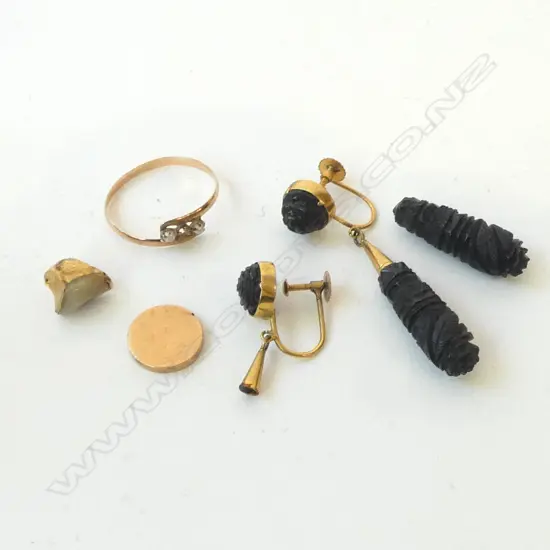 PR 9CT GOLD & CARVED JET EARRINGS 1 broken + GOLD FILLING w part tooth + GOLD WATCH BACK + gold ring. 6gms total
