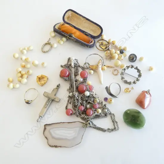 ASST. JEWELLERY INCL. 14CT RING & SMOKERS PIPE w. 14CT TRIM