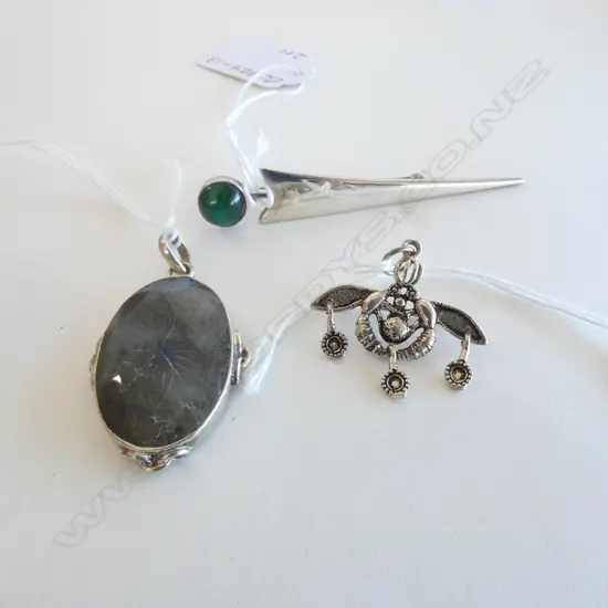 3 PCS SILVER JEWELLERY; SILVER SET ETCHED STONE PENDANT & TWO BROOCHES