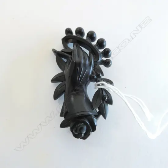 ANTQUE WHITBY JET MOURNING BROOCH
