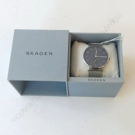 SKAGEN GENTS WRISTWATCH, NAVY FACE w SILVER COLOUR STRAP, NEW OLD STOCK