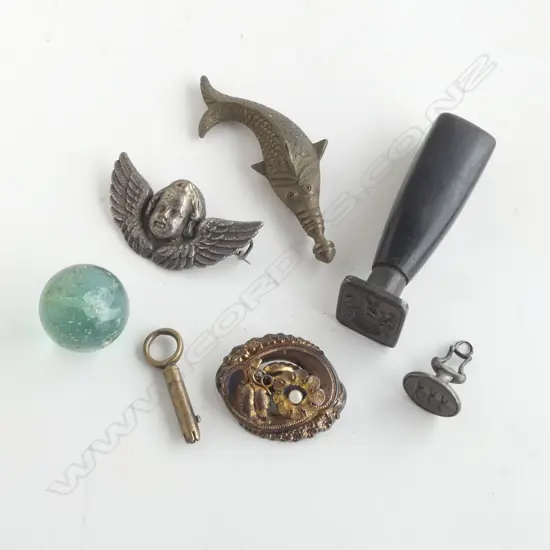 2 OLD WAX SEALS + 2 ANTIQUE BROOCHES + FISH PERFUME BOTTLE + KEY + MARBLE
