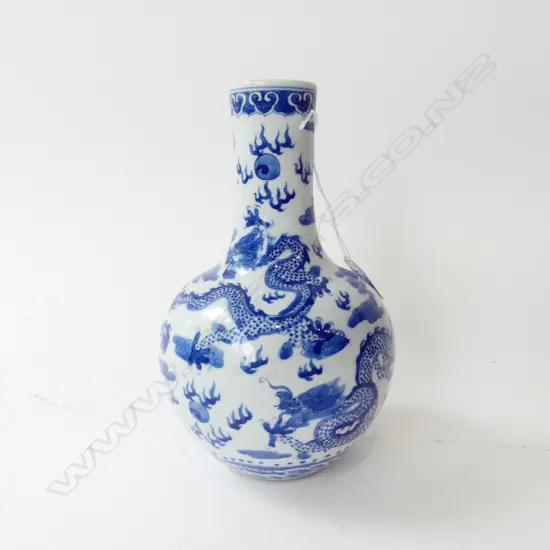 CHINESE B/W VASE w. 5 CLAW DRAGON H.230mm