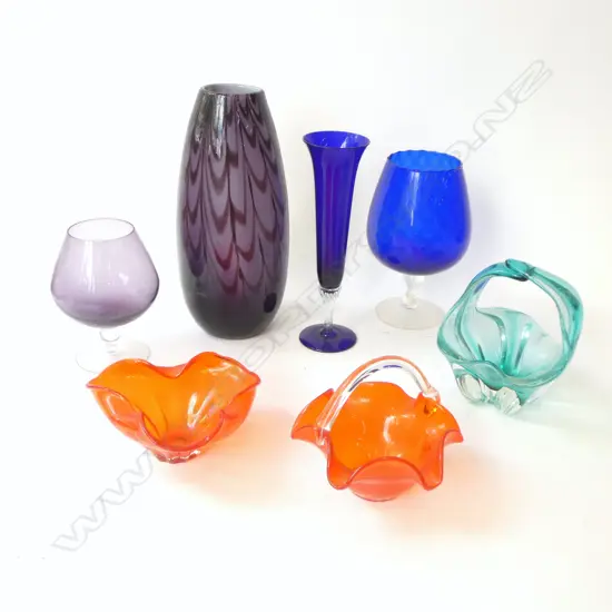 7 PCES COLOURED ART GLASS H.300mm blue bowl AF