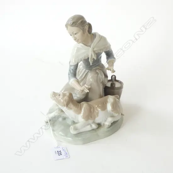 LLADRO FIGURINE; WOMAN w. CALF H.200mm