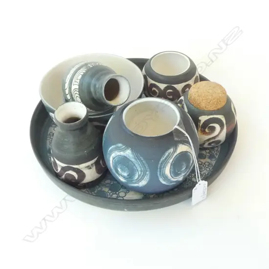 8 PCES HOWARD WILLIAMS STUDIO POTTERY INCL. PLATE 300mm dia