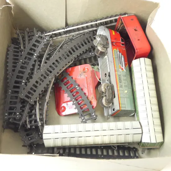 VINTAGE TIN 'SANTA-FE' TRAIN w. 2 CARRIAGES & TRACK