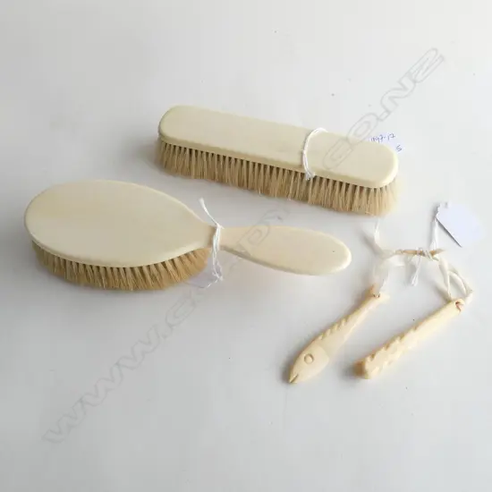 IVORY CLOTHES & HAIRBRUSH FISJH& OTHER PENDANT WITH BONE SPATULA, L.145mm