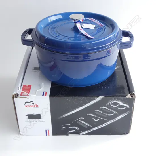 BLUE ENAMEL CAST IRON STAUB 'LA COCOTTE' CASSEROLE, 240mm dia BOXED