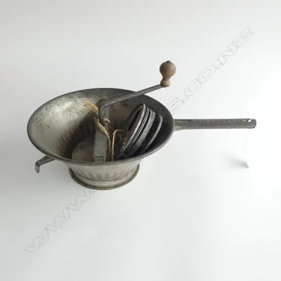 PASSE-VITE VEGATABLE SLIVER/GRATER w ATTACHEMENTS L.390mm