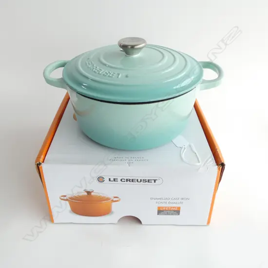 LE CREUSET 4.2L CASSEROLE 240mm dia 'COOL MINT' ENAMELLED CAST IRON, BOXED