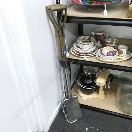 2 KENT & STOWE GARDEN TOOLS; FORK & SPADE L.1040mm