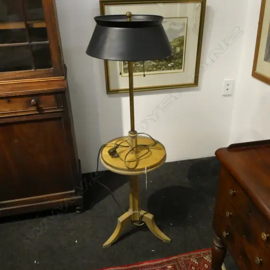 TOLEWARE AMERICAN FLOOR STANDING LAMP WITH TRAY (BRASS GALLERY) to pedestal base. Black metal shade. H.1180mm