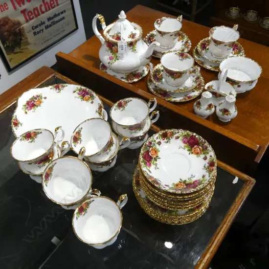 ASST. ROYAL ALBERT OLD COUNTRY ROSES INCL. TEAPOT, 12 TRIOS ETC